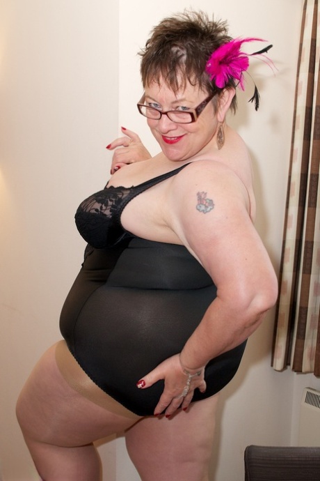 Obese mature lady Warm Sweet Honey rips open her pantyhose with her glasses on