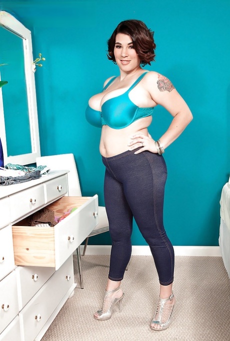 Curvy babe Elaina Gregory baring huge natural boobs and hairy vagina