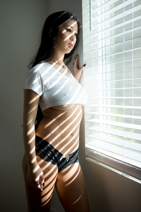 Asian hottie Jade Kush reveals her body and pours water over her big juggs