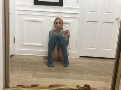 Beutiful blonde babe with sexy legs Kayden Kross flaunts her big nips and tits
