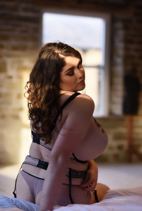 Chubby model Bella B unveils her blazing big tits and poses in lingerie