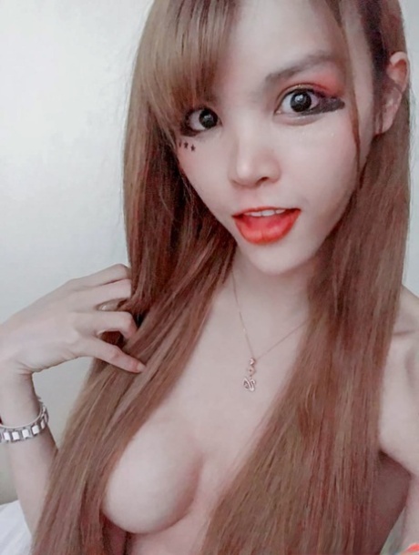 Pretty Asian babe shows off her beautiful tits while taking selfies